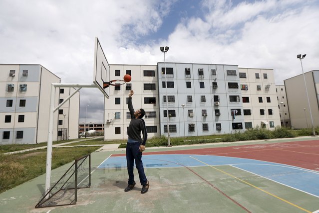 Jeison Rodriguez, 19, the living person with the largest feet in the world, plays basketball in front of his house in Maracay, Venezuela, October 14, 2015. (Photo by Carlos Garcia Rawlins/Reuters)