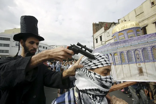 Pro-Palestinian protesters participate in a protest during a demonstration organized by Al Adl wal Ihsane, a Moroccan Islamist association, in solidarity with the Palestinian people, in Casablanca, Morocco October 25, 2015. (Photo by Youssef Boudlal/Reuters)