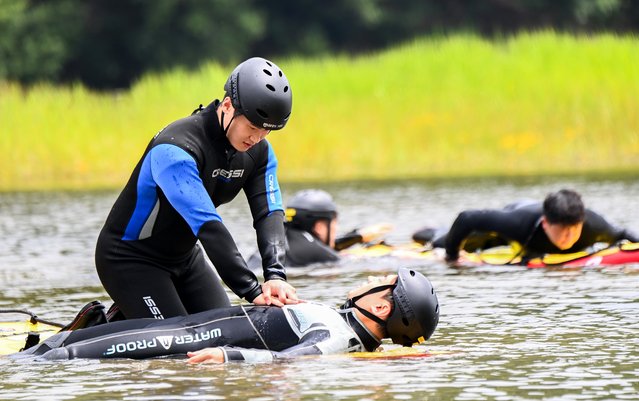 On the June 24, 2025, at the Daejeon Daedeok-gu Hyeondo Bridge area, Daejeon Dongbu Fire Station rescue team members and safety center staff are conducting lifesaving training using surfboards and other water rescue equipment, assuming a drowning or isolated person requiring rescue. (Photo by Shin Hyeon-jong)