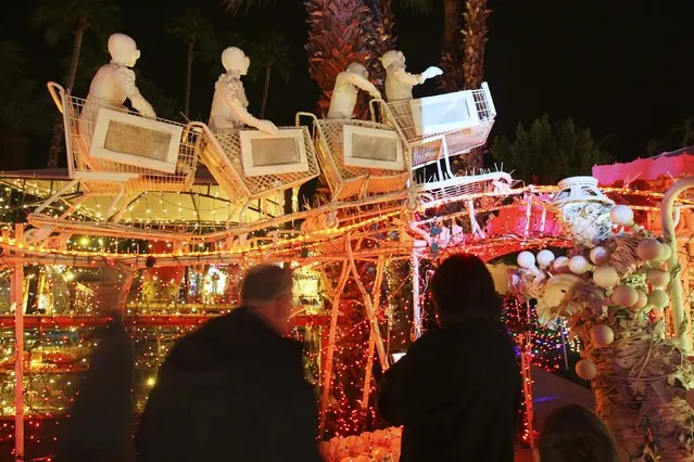 People walk through the Robolights art installation by Kenny Irwin Jr. in Palm Springs, California December 15, 2014. (Photo by David McNew/Reuters)