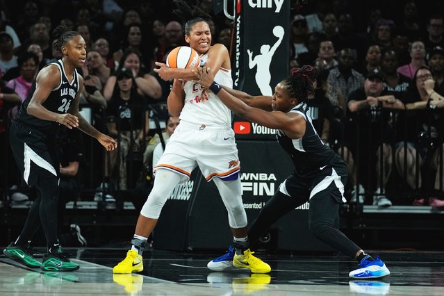 Phoenix Mercury forward Alyssa Thomas (25) battles Las Vegas Aces guard Chelsea Gray, right, for the ball during the second half in Game 1 of the WNBA basketball finals, Friday, October 3, 2025, in Las Vegas. (Photo by John Locher/AP Photo)