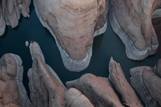 A bleached “bathtub ring” is visible on the rocky banks of Lake Powell on March 28, 2015 in Lake Powell, Utah.  (Photo by Justin Sullivan/Getty Images)