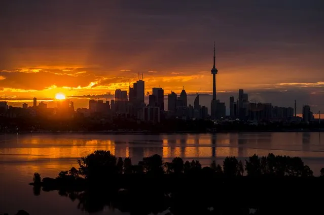The sun rises over the skyline in Toronto, August 4, 2015. (Photo by Mark Blinch/Reuters)