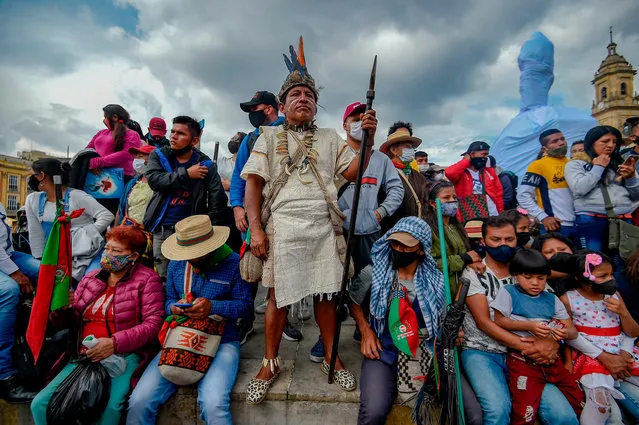 Colombian indigenous people demonstrate against the government in the framework of a “Minga” (indigenous meeting) in Bogota, on October 19, 2020. Thousands of indigenous Colombians arrived in the country's capital on Sunday, demanding a meeting with President Ivan Duque and an end to growing violence in their territories. (Photo by Juan Barreto/AFP Photo)