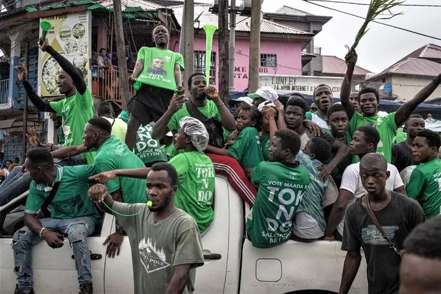 Supporters of the President of Sierra Leone and leader of Sierra Leone People’s party (SLPP), Julius Maada Bio, celebrate his re-election, in Freetown, on June 27, 2023. Sierra Leone's President Julius Maada Bio was re-elected with 56.17 percent to serve a second term, the head of the electoral commission said on June 27 following a process disputed by the opposition. (Photo by John Wessels/AFP Photo)