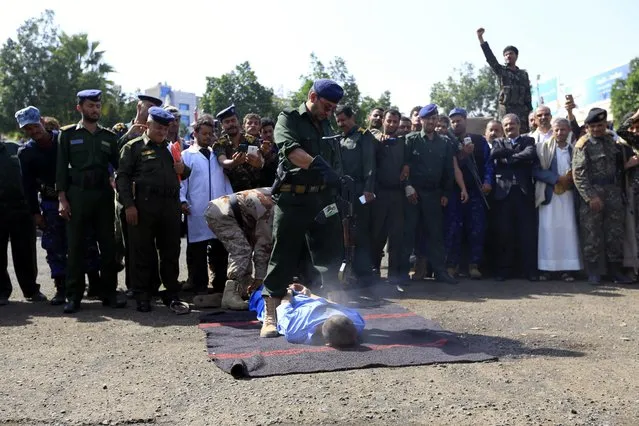 A police officer opens fire at a man after he was convicted of raping and murdering a ten-year old boy, at a public square in Sana'a, Yemen, 08 August 2018. Three Yemenis, convicted of raping and killing a ten-year-old boy Mosad Saleh al-Mothana, were executed at a public square in the Yemeni capital Sana'a. (Photo by Yahya Arhab/EPA/EFE)