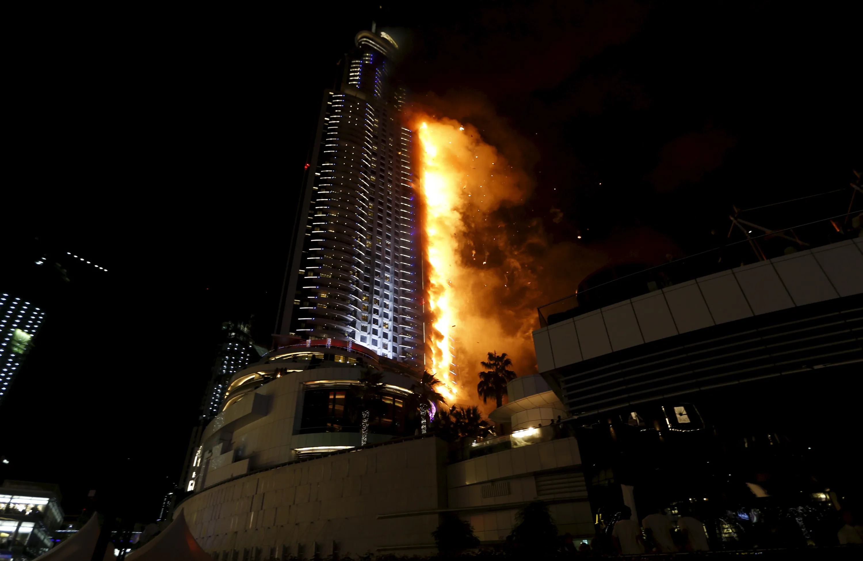 Бурдж халифа горит новости. Бурдж-Халифа Дубай пожар. Пожар в Дубае небоскреб. Бурдж Халифа горит. Пожар в Бурдж Халифа 2020.