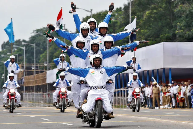 Kolkata police “Daredevils” motorcycle riders perform during a full dress rehearsal for India's Independence Day parade in Kolkata, India, August 12, 2018. (Photo by Rupak De Chowdhuri/Reuters)