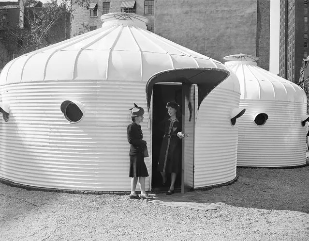 Siamese cylinders of corrugated steel – suggested for defense housing evacuation buildings, barracks or bomb shelters – can accommodate 24 people in double-decker bunks or family of six shown in New York on October 14, 1941. (Photo by Tom Fitzsimmons/AP Photo)