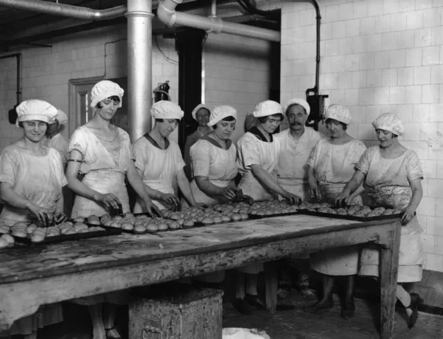 Workers at  the Lyons factory at Cadby Hall putting the crosses on a million buns in preparation for Easter, 13th April 1927. (Photo by H. F. Davis/Topical Press Agency/Getty Images)