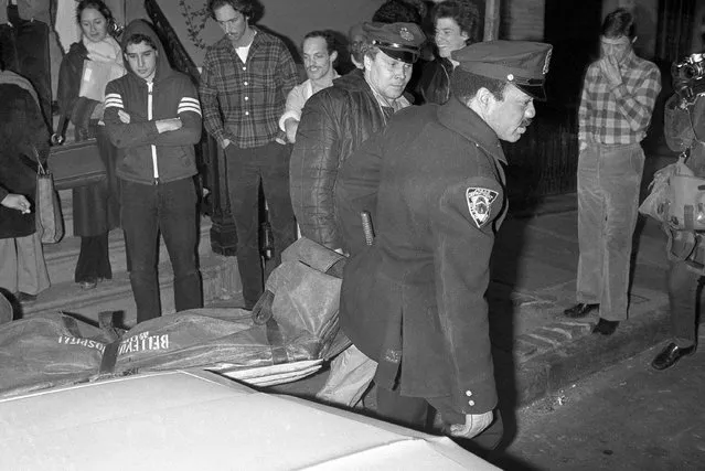 New York City police carry the body of punk rock star Sid Vicious from apartment in the Greenwich Village section of New York, February 2, 1979. Authorities said that Vicious whose real name was John Simon Ritchie apparently died of an overdose of heroin he took at a party celebrating his release from prison the day before. He had been released on $50,000 bail pending trial in the fatal stabbing of his girlfriend Nancy Spungen. (Photo by G. Paul Burnett/AP Photo)
