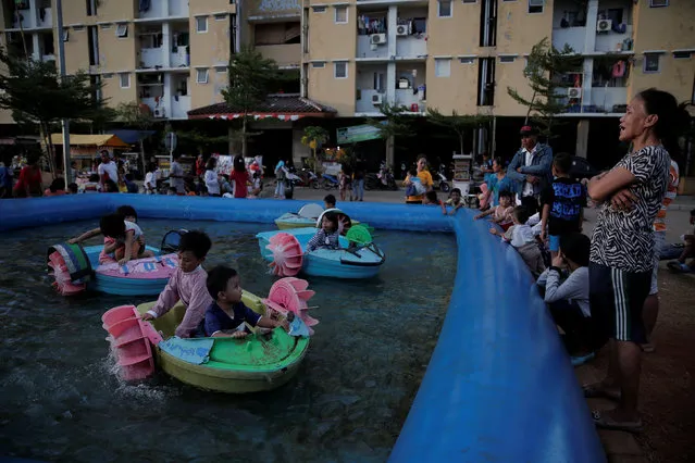 Children enjoy a boat ride at a temporary amusement park during the Christmas and New Year holiday at Muara Baru flats in Jakarta, Indonesia December 28, 2016. (Photo by Reuters/Beawiharta)