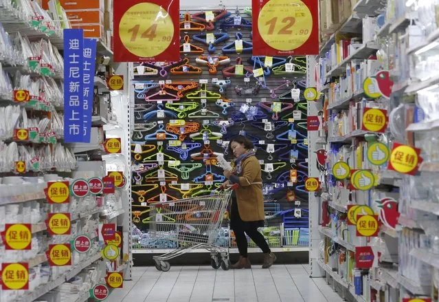 A customer pushes a shopping cart at Sun Art Retail Group's Auchan hypermarket store in Beijing, China, in this November 9, 2015 file photo. Sun Art Retail is expected to report results this week. (Photo by Kim Kyung-Hoon/Reuters)