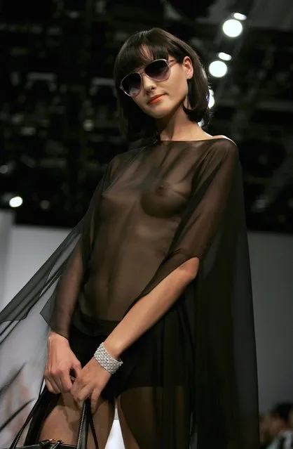 A model walks down the catwalk during the Ben de Lisi Fashion show as part of London Fashion Week Spring/Summer 2007 in the BFC tent on September 18, 2006 in London. (Photo by MJ Kim/Getty Images)