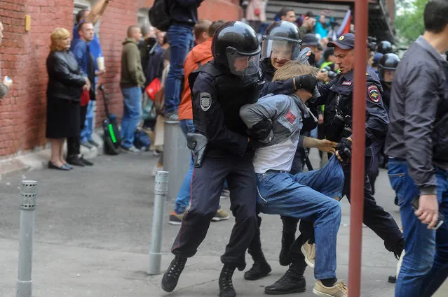 Moscow police detain demonstrators on July 14, 2019 outside Moscow Election Commission headquarters demanding opposition candidates be put on the ballot for upcoming city-council election. Some 2,000 people protested in central Moscow on July 14, 2019 as opposition candidates accused the city authorities of seeking to remove them from the ballot in elections for the city legislature. (Photo by Anton Sergienko/Radio Free Europe/Radio Liberty)