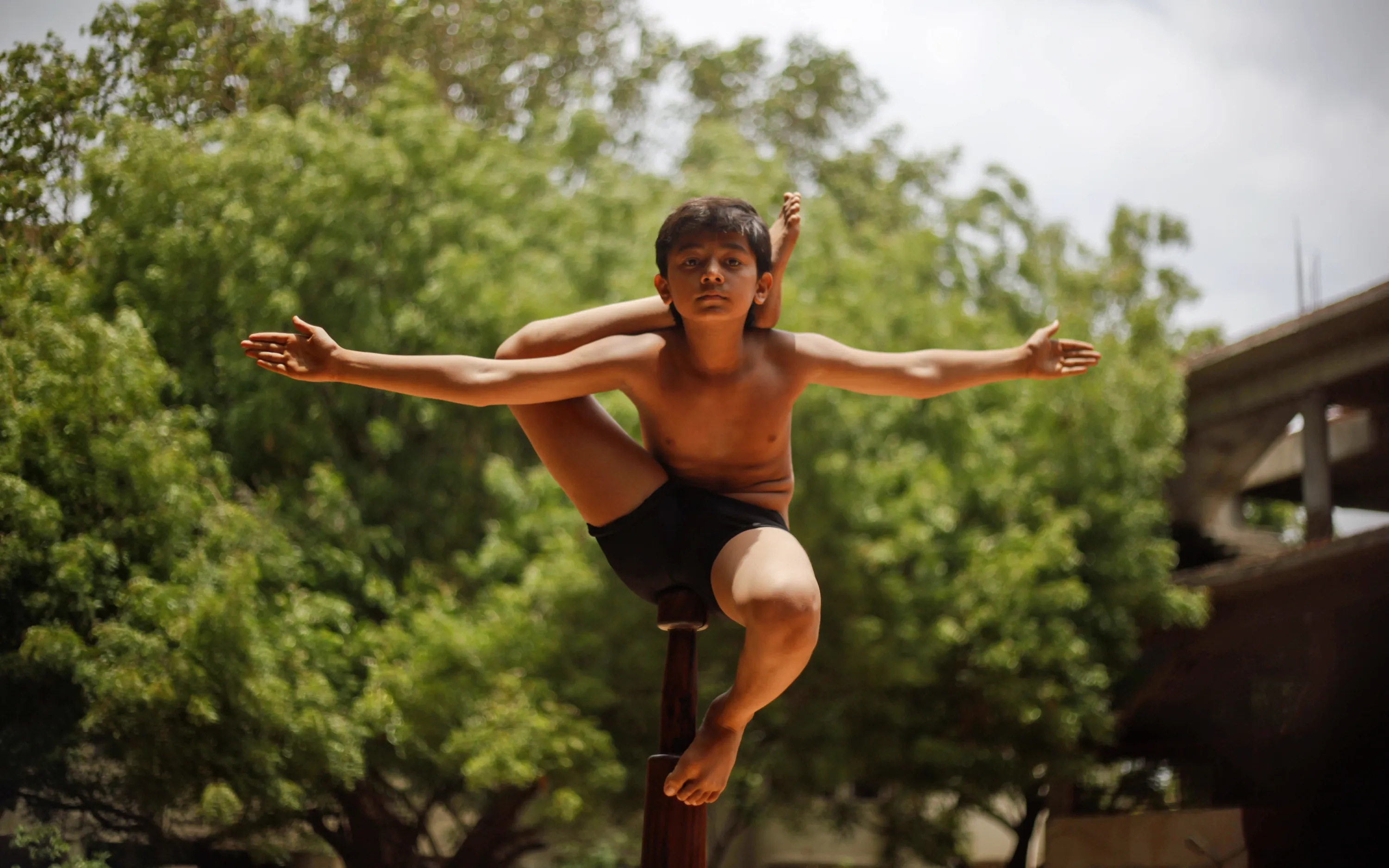 Do boys. Boy doing Gymnastics. Boy gymnast Train. Indian boy gymnast. Flexible Gym boy 1980.