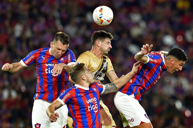 Athletico Paranaense's Argentine forward Lucas Di Yorio (Top-C), Cerro Porteño's Brazilian defender Eduardo Brock, Cerro Porteño's Colombian midfielder Rafael Carrascal and Cerro Porteño's midfielder Enzo Gimenez fight for the ball during the Copa Sudamericana knockout round playoff first leg football match between Paraguay's Cerro Porteno and Brazil's Athletico Paranaense at La Nueva Olla stadium in Asuncion, on July 18, 2024. (Photo by Daniel Duarte/AFP Photo)