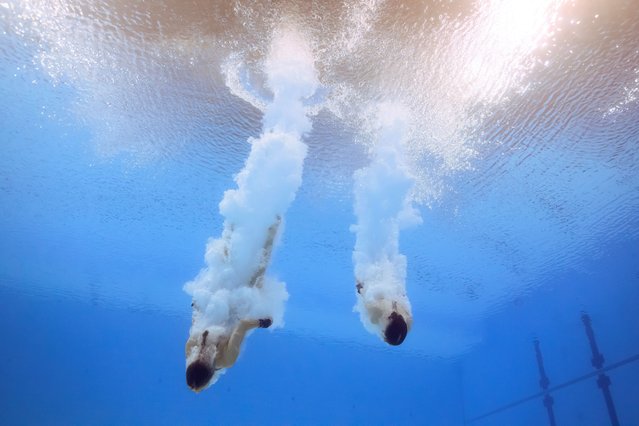 An underwater view shows Britain's Andrea Spendolini Sirieix and Lois Toulson competing in the women's synchronised 10m platform diving final at the Paris 2024 Olympic Games at the Aquatics Centre in Saint-Denis, north of Paris, on July 31, 2024. (Photo by Oli Scarff/AFP Photo)