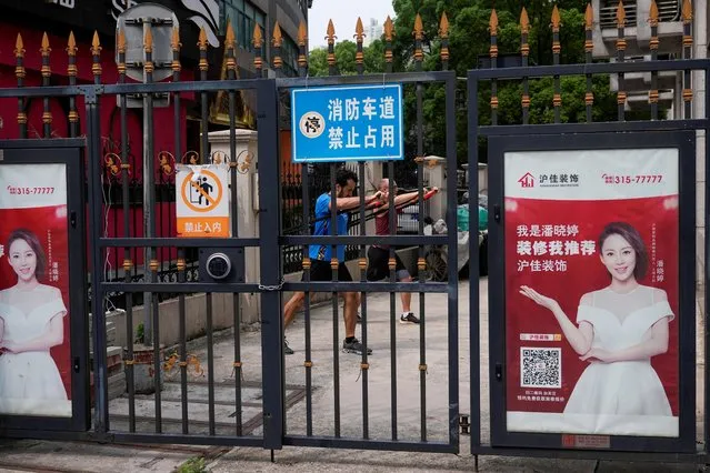 Men exercise at a closed residential area during lockdown, amid the coronavirus disease (COVID-19) outbreak, in Shanghai, China, May 27, 202. (Photo by Aly Song/Reuters)