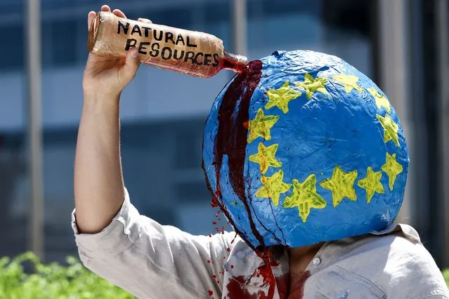 An activist from the climate change protest group Extinction Rebellion (XR) takes part in a protest to draw attention on missing UK journalist Dom Phillips and Brazilian Indigenous affairs specialist Bruno Pereira  near the European Commission building in Brussel on June 16, 2022. Activists protest against the apparent killings of a British journalist and a Brazilian Indigenous expert in the Amazon, and urge stronger rules of deforestation-free products in the EU. (Photo by Kenzo Tribouillard/AFP Photo)