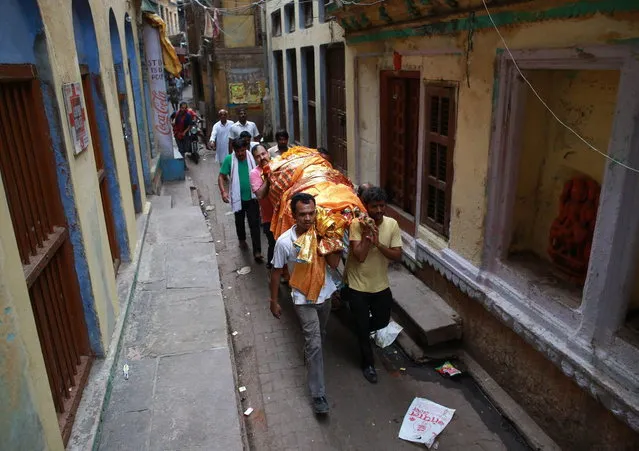 A body is carried through a street to the banks of the river Ganges in Varanasi, in the northern Indian state of Uttar Pradesh, June 18, 2014. (Photo by Danish Siddiqui/Reuters)