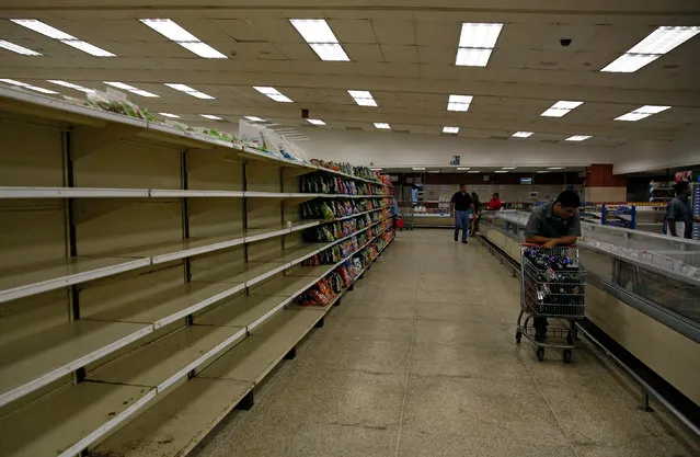 People buy food and other staple goods inside a supermarket in Caracas, Venezuela June 30, 2016. (Photo by Mariana Bazo/Reuters)