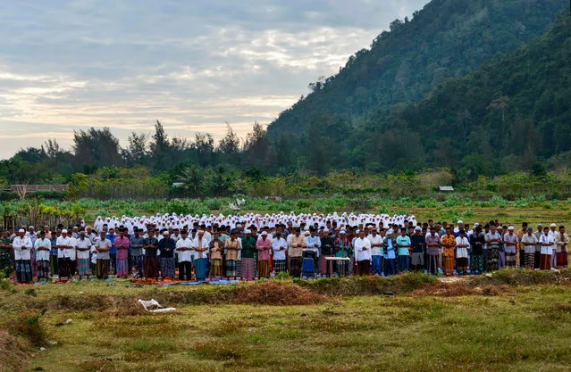 Indonesian Muslim farmers pray for rain in Pekan Bada, near Banda Aceh on January 23, 2020. The special Muslim prayers known as Salat al-Istisqa – are frequently held across the Middle East, where water is a precious resource. (Photo by Chaideer Mahyuddin/AFP Photo)