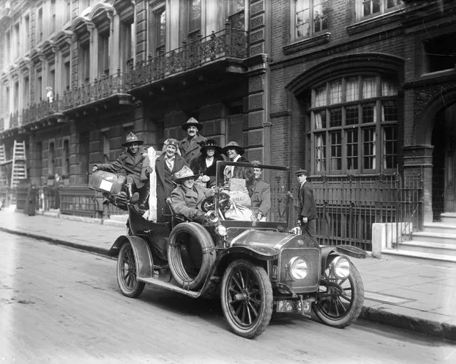 New Zealanders leaving by car to catch the boat during the railway strike, October 1919. (Photo by Davies)