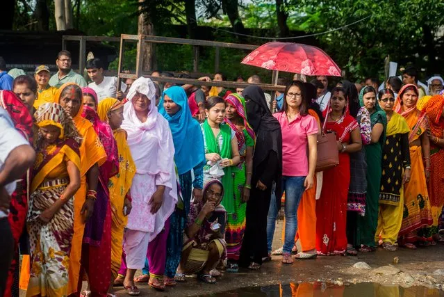 Nepali voters queue before casting their ballots during the third phase of the Nepalese local elections at a polling station at Birgunj Parsa district, some 150kms south of Kathmandu on September 18, 2017. Polls opened in Nepal on September 18 for the final phase of local polls, the first in nearly two decades and a key step in the country's post-war transition to a federal democracy. Most of the country has already voted in the landmark polls but the vote was repeatedly delayed in one province of Nepal's southern plains, which was the epicentre of deadly ethnic protests two years ago. (Photo by Manish Paudel/AFP Photo)