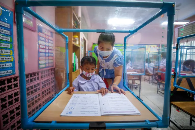 Students attend class during the first day of school, at a school in Bangkok, Thailand, 01 July 2020. Thai schools nationwide reopened on 01 July 2020 but will have to observe government imposed guidelines such as social distancing and the use of face masks in order to prevent the spread of SARS-CoV-2 coronavirus which causes the COVID-19 disease. (Photo by Diego Azubel/EPA/EFE)