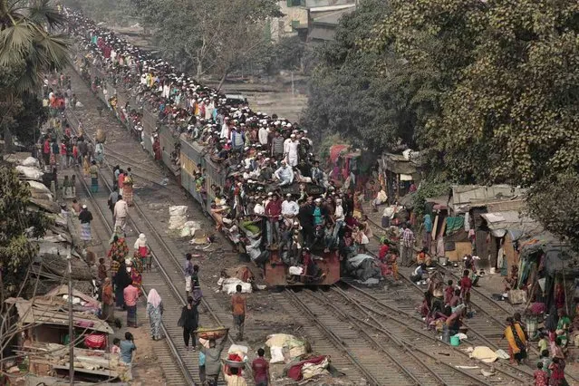 Commuters ride on the roof of a train as they come back to the city after attending the final prayer of Biswa Ijtema in Dhaka January 20, 2013. Thousands of Muslims joined the Akheri Munajat, the final supplication as the second phase of the Muslims congregation concluded by seeking forgiveness and blessings for mankind on Sunday, local media reported. (Photo by Andrew Biraj/Reuters)