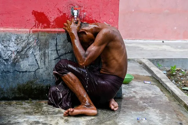 A Rohingya refugee bathes at a temporary shelter after arriving by boat in Laweueng, Aceh province on December 27, 2022. Rohingya refugees received emergency medical treatment after a boat carrying nearly 200 people came ashore in Indonesia on December 27, authorities said, in the fourth such landing in the country in recent months. (Photo by Chaideer Mahyuddin/AFP Photo)