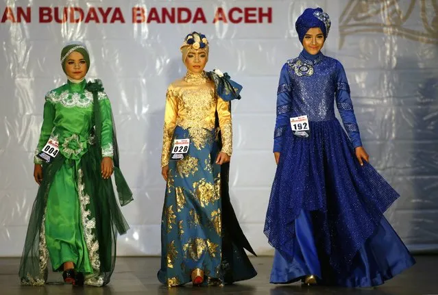 Models present creations by Aceh local designers during the Aceh Islamic Fashion Week in Banda Aceh, Indonesia, 18 November 2017. Most of the designers combine traditional, Islamic and modern designs as the main theme of the fashion show. (Photo by Hotli Simanjuntak/EPA/EFE)