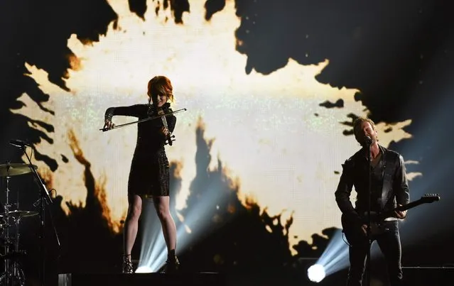 Lindsey Stirling and Dierks Bentley perform "Riser" at the 49th Annual Country Music Association Awards in Nashville, Tennessee November 4, 2015. (Photo by Harrison McClary/Reuters)