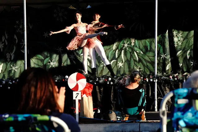 Audience members applaud dancers Tonatiuh Lopez Gomez and Stephanie Maiorano at the end of a performance of “The Nutcracker”, presented by the San Diego Ballet in a drive-in performance at a parking lot, as the coronavirus disease (COVID-19) outbreak continues in San Diego, California, U.S., December 5, 2020. (Photo by Bing Guan/Reuters)