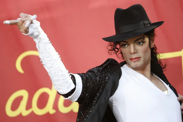 The wax figure of late pop star Michael Jackson is unveiled at Madame Tussauds in Hollywood, August 27, 2009. (Photo by Mario Anzuoni/Reuters)