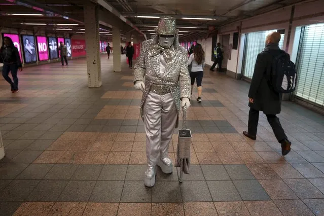 A man dressed in an all-silver attire walks through Grand Central Terminal's subway station in the Manhattan borough of New York December 9, 2015. (Photo by Carlo Allegri/Reuters)