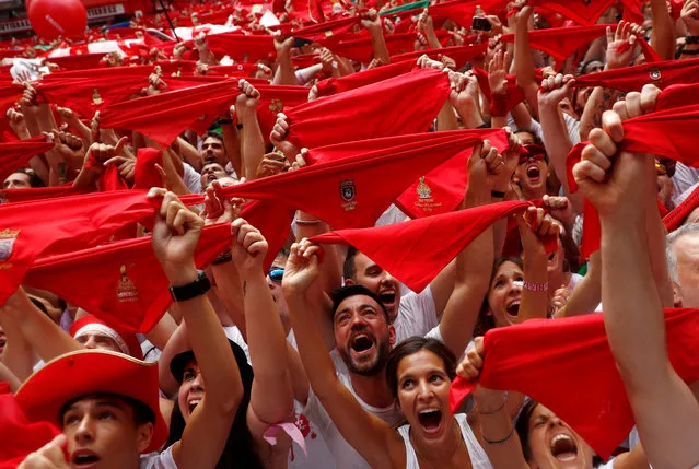 Revellers hold up the traditional red scarves during the firing of “chupinazo” which opens the San Fermin festival in Pamplona, Spain on July 6, 2018. (Photo by Susana Vera/Reuters)