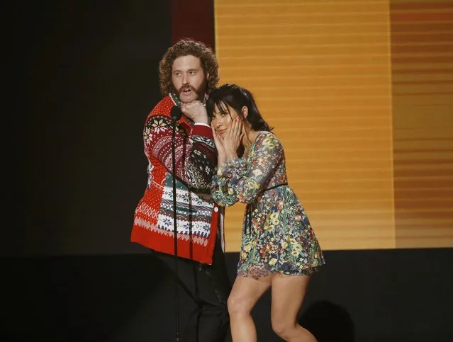 T.J. Miller and Olivia Munn present the award for favorite country song at the 2016 American Music Awards in Los Angeles, California, U.S., November 20, 2016. (Photo by Mario Anzuoni/Reuters)