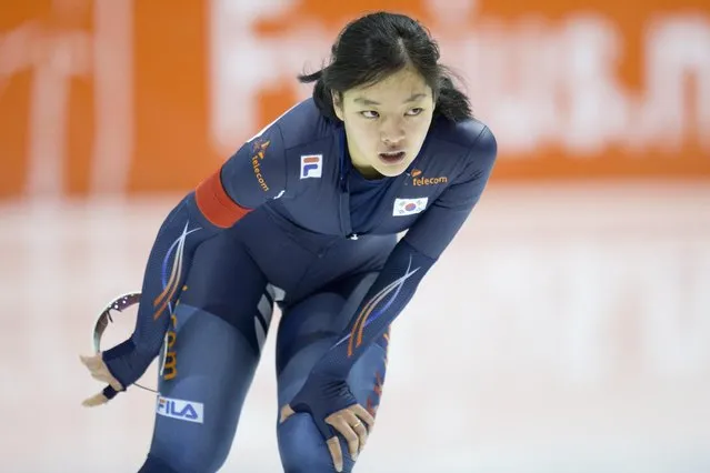 Korea's Bo-Reum Kim catches her breath after the women's 3,000 meter race of the speedskating single distance world championships at Thialf ice rink in Heerenveen, Netherlands, Thursday, February 12, 2015. (Photo by Peter Dejong/AP Photo)