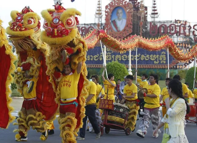 Men perform a lion dance to celebrate Chinese New Year in front of the Royal Palace in Phnom Penh February 18, 2015. (Photo by Samrang Pring/Reuters)