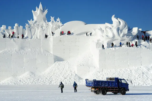 People prepare a snow sculpture for the Harbin Sun Island International Snow Sculpture Art Expo in Harbin, Heilongjiang province, China December 19, 2018. (Photo by Reuters/China Stringer Network)