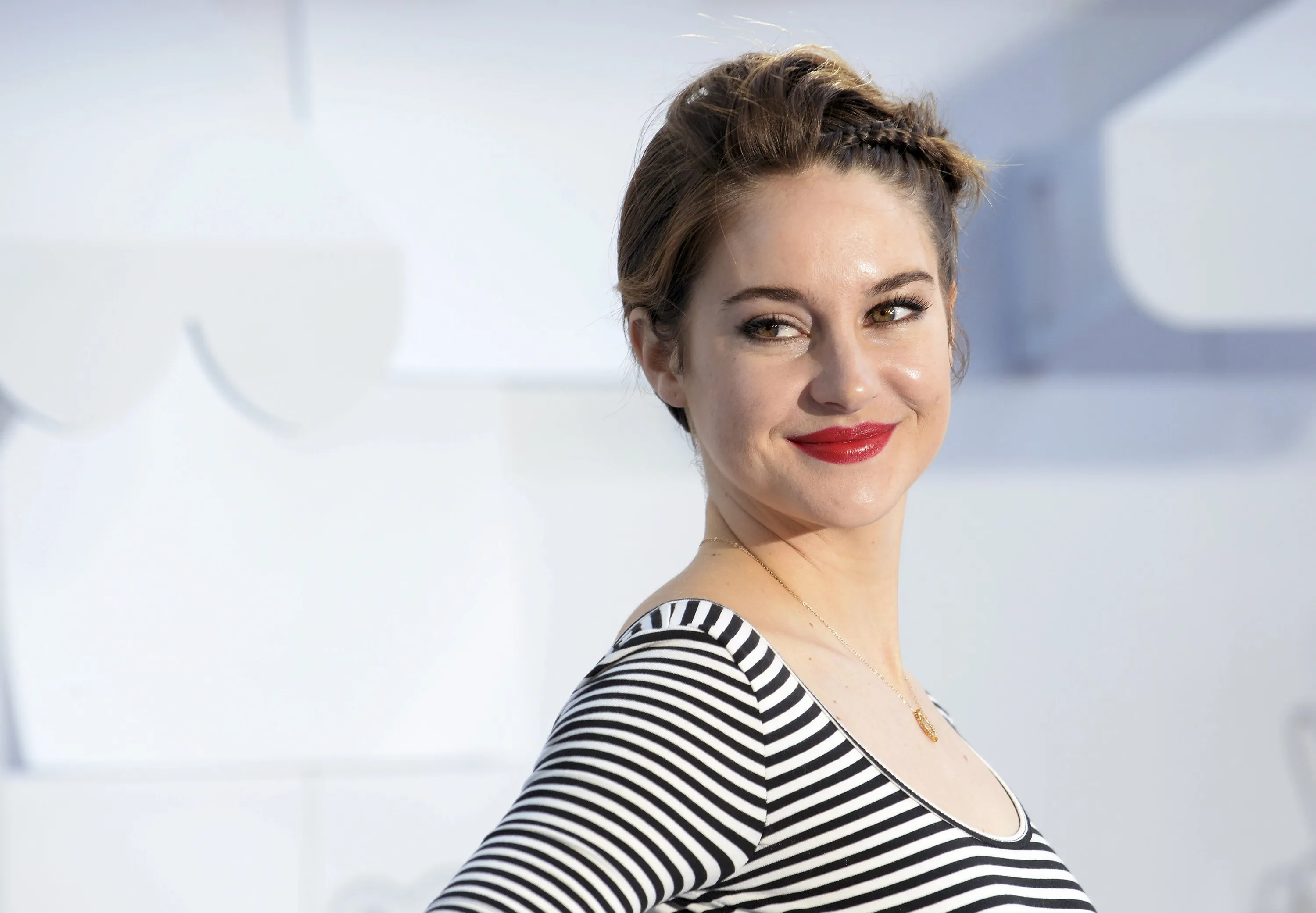 Actress Shailene Woodley arrives at the 2015 MTV Movie Awards in Los Angele...