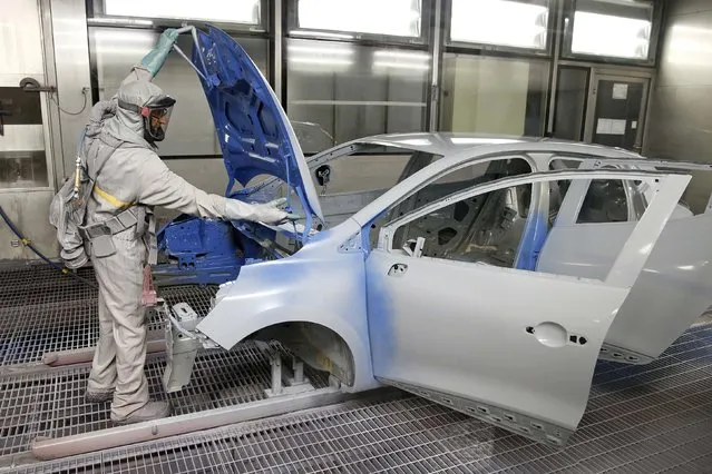 An employee works on the automobile assembly line of a Renault Clio IV at the Renault automobile factory in Flins, west of Paris, France, May 5, 2015. France's car sales rose 2.3 percent in April to reach 170,768 registrations with Renault's performance outpacing its peer Peugeot, the CCFA industry association said on Monday. (Photo by Benoit Tessier/Reuters)