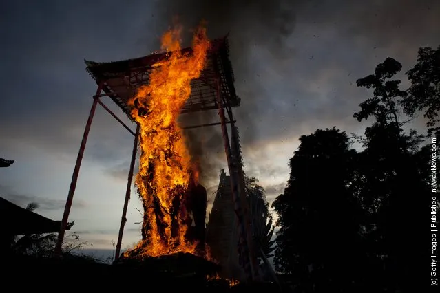 Royal Hindu Cremation Held In Bali