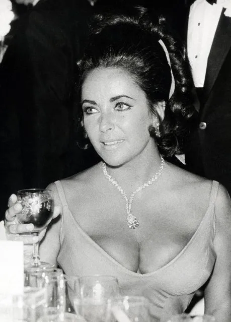 Elizabeth Taylor during 42nd Annual Academy Awards at Dorothy Chandler Pavilion in Los Angeles, California, United States on April 7, 1970. (Photo by Ron Galella/WireImage)