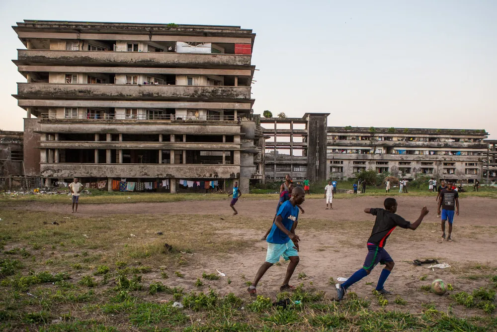 Life in Mozambique's Abandoned Grande Hotel