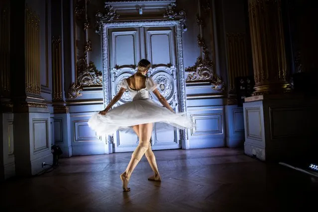 A dancer of the Paris Opera Ballet performs during the dancing show “Degas Danse” on the sidelines of the exhibition “Degas at the Opera” at the Orsay museum in Paris on October 9, 2019. (Photo by Martin Bureau/AFP Photo)