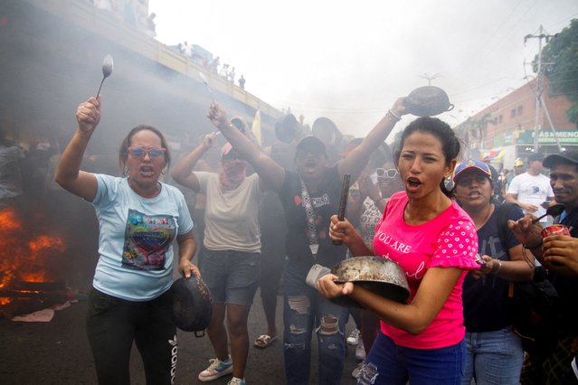 Demonstrators bang pots during protests against election results after Venezuela's President Nicolas Maduro and his opposition rival Edmundo Gonzalez claimed victory in Sunday's presidential election, in Puerto La Cruz, Venezuela on July 29, 2024. (Photo by Samir Aponte/Reuters)