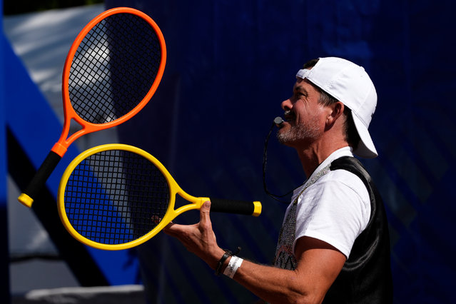 A man juggles tennis rackets during the U.S. Open Fan Week at the USTA Billie Jean King National Tennis Center in New York, Tuesday, August 20, 2024. (Photo by Pamela Smith/AP Photo)